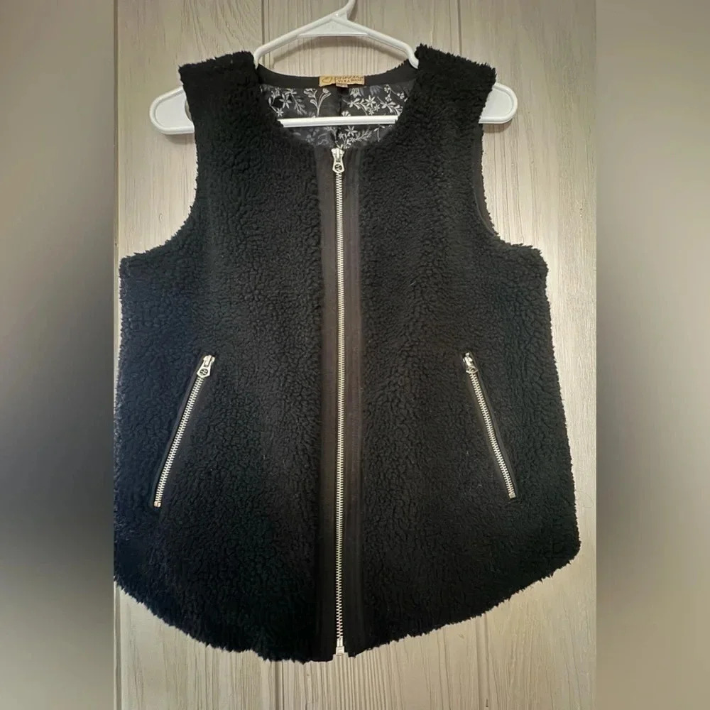 Princess Vera wang women’s Sherpa zip up vest‎ size M black silver pockets
